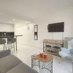 Frgk Victoria 4 1br Terrace, Ac & Ultra-fast Wi-fi Apartman